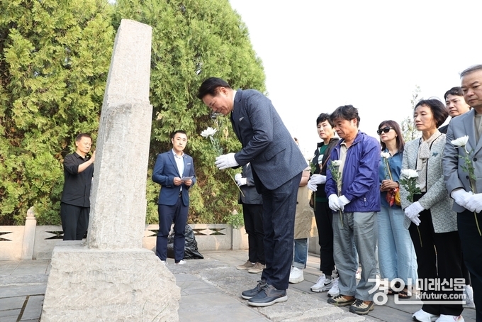 최대호 안양시장이 지난 21일(현지시간) 중국 한단시 조선의용군열사기념관을 방문해 헌화를 하고 있다. <사진=안양시>