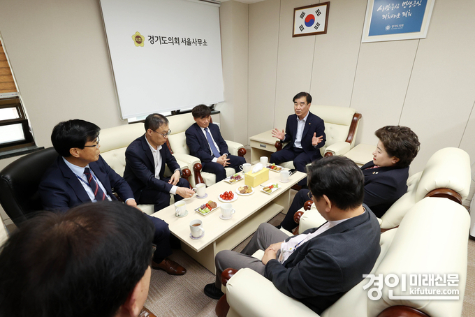 경기도의회가 대국회 의정활동 지원기관 서울사무소 개소식을 갖고 담소를 나누고 있다. <사진=경기도의회>