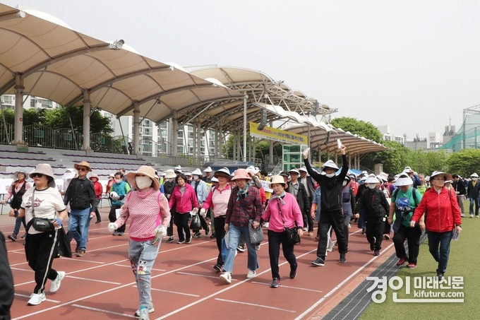 군포시민들이 치매극복 걷기행사에 동참하고 있다. <사진=군포시>