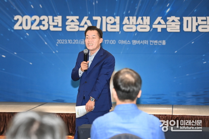 이재준 수원시장이 지난해 10월 열린 ‘2023년 중소기업 생생 수출마당’에서 수원시 중소기업 지원 시책을 설명하고 있다. <사진=수원시>