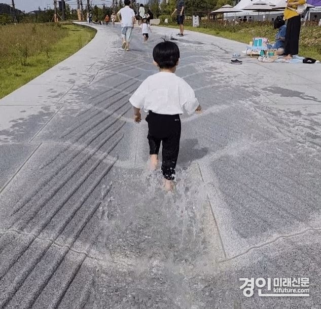 어린이가 수경시설에서 뛰어놀고 있다. <사진=화성시>