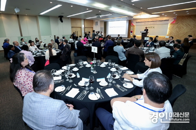 고양시가 커피벨트 국가 및 OECD국가 등 32개국 주한대사와 상호협력 회의를 진행하고 있다. <사진=고양시>