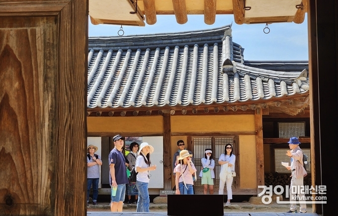 ‘마재마을 정약용 투어’ 참여자들이 정약용 시민해설사의 설명을 듣고 있다. <사진=남양주시>