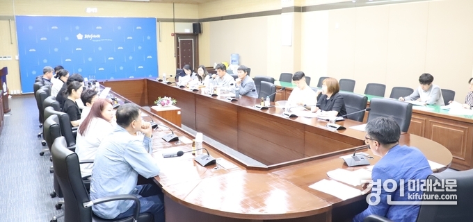평택시의회가 ‘평택시 고려인 주민 지원 조례(가칭) 제정을 위한 간담회’를 진행하고 있다. <사진=평택시의회>