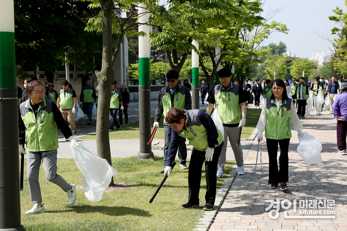 2일 오전 만석공원 일대에서 열린 수원도시공사 창립 6주년 기념 플로킹 봉사활동에서 공사 임직원으로 구성된 나눠드림 봉사단과 노동조합원 등 70여 명이 환경미화 활동을 벌이고 있다. <사진=수원도시공사>