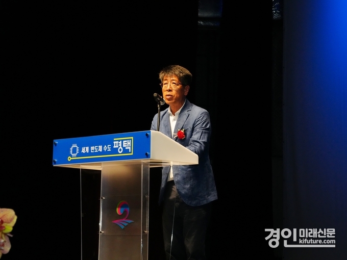 유승영 평택시의회 의장이 제52회 어버이날 기념식에서 축사를 하고 있다. <사진=평택시의회>