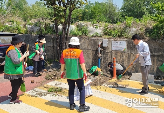 남양주시 지역자율방재단이 여름철 수해 대비 신하촌마을 합동 안전점검을 실시하고 있다. <사진=남양주시>