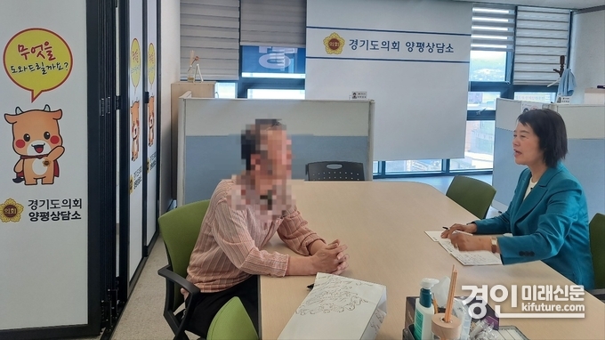 박명숙 경기도의원이 기초생활수급자의 애로사항을 청취하고 있다. <사진=경기도의회> 
