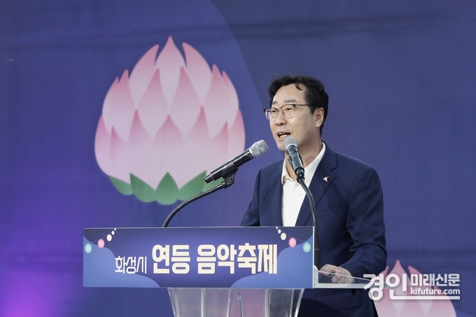 정명근 화성시장이 연등 음악축제에서 인사말을 하고 있다. <사진=화성시>