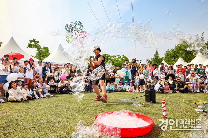 의왕철도축제에서 열린 공연을 시민들이 관람을 하고 있다. <사진=의왕시>