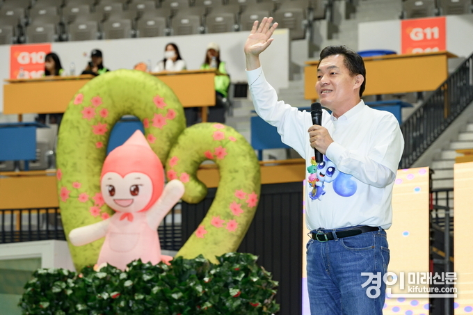 이재준 수원시장이 '새로운 꿈! 빛나는 아이들! 어린이 놀이 한마당'에서 인사말을 하고 있다. <사진=수원시>