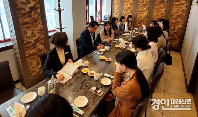 하은호 군포시장이 군포12개동 민원담당자들과 간담회를 진행하고 있다. <사진=군포시>