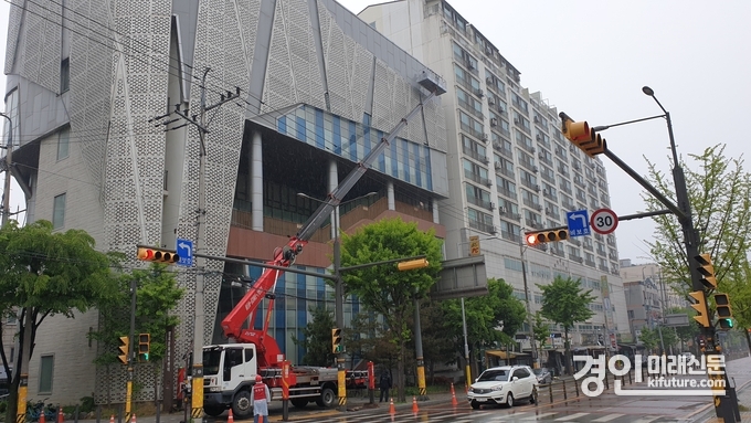 시흥도시공사가 장곡문화체육센터 외벽 청소를 실시하고 있다. <사진=시흥도시공사>