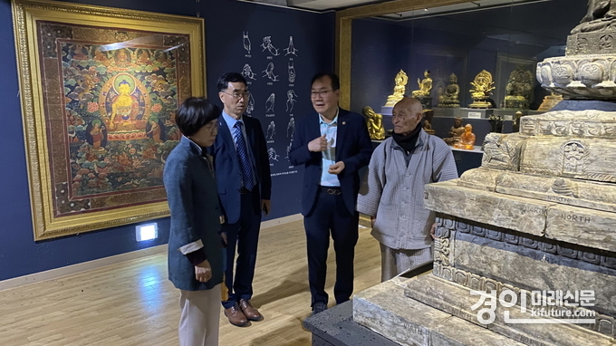 최승용 의원이 용인시 와우정사 관계자들과 얘기를 나누고 있다. <사진=경기도의회>