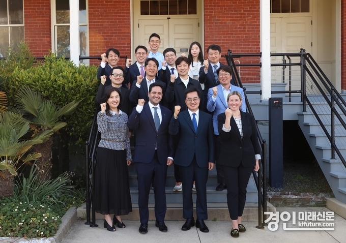 김동연 경기도지사가 미국 실리콘밸리 유니콘기업 비즈에이아이(Viz.ai)를 방문해 관계자들과 기념촬영을 하고 있다. <사진=경기도>