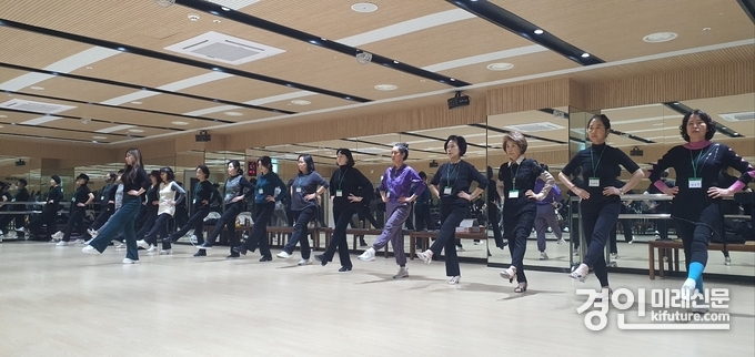 시흥도시공사가 시니어모델워킹 무료 특강을 진행하고 있다. <사진=시흥도시공사>