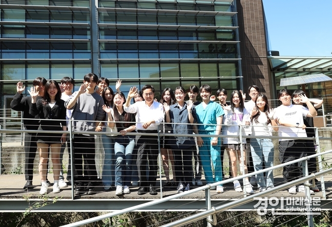 김동연 경기도지사가 워싱턴대학교 한인학생회 학생들고 기념촬영을 하고 있다. <사진=경기도>