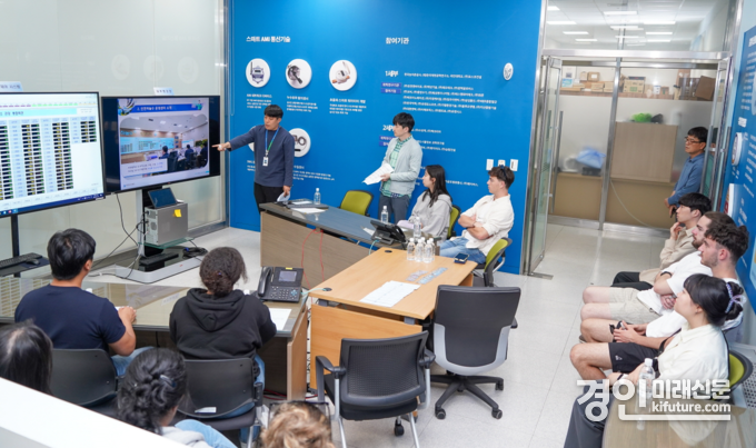 인천대학교 도시환경공학부 학생들이 인천시 상수도사업본부 관계자의 설명을 듣고 있다. <사진=인천시>