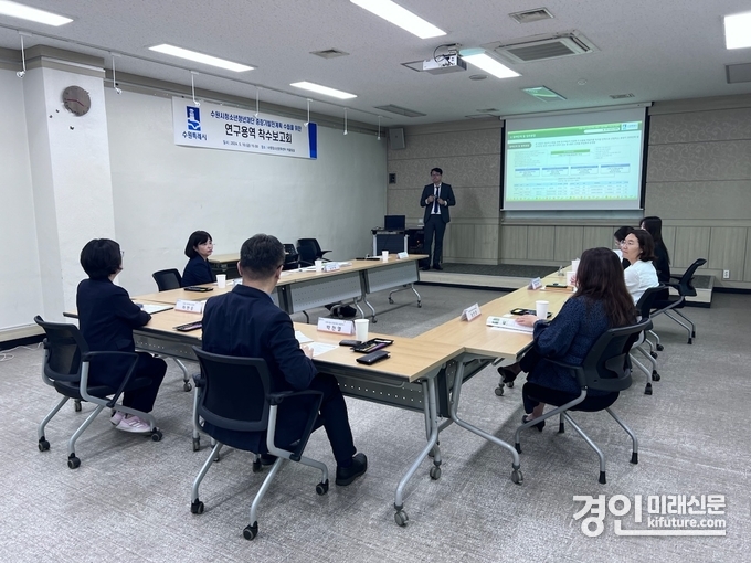 수원시청소년청년재단이 중장기발전계획 수립 연구용역 착수보고회를 열고 있다. <사진=수원시>