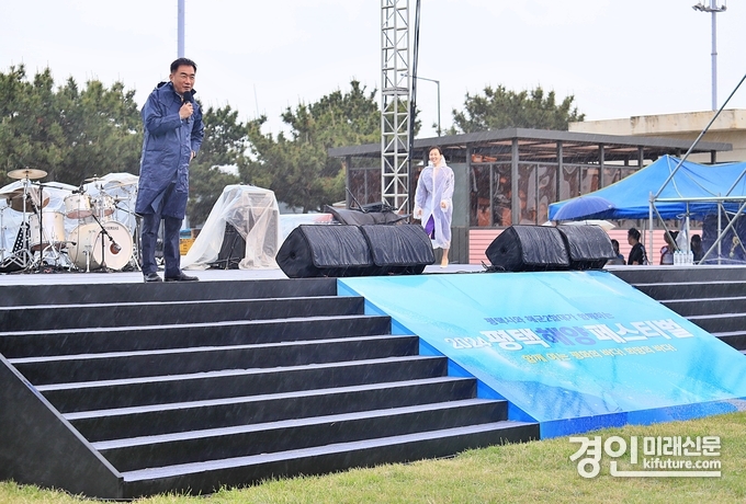 정장선 평택시장이 2024년 평택 해양 페스티벌에서 인사말을 하고 있다. <사진=평택시>