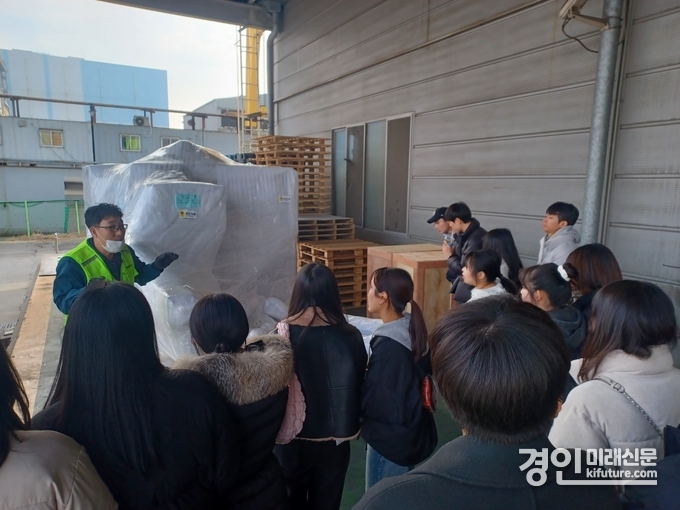 지난해 ‘해운물류 청년취업 아카데미’ 현장교육 모습.. <사진=경기도>
