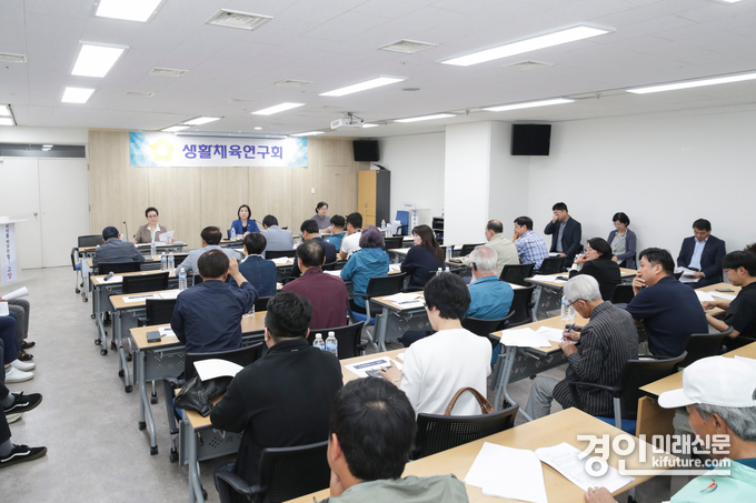 고양특례시의회 의원연구단체 ‘생활체육연구회’가 13일 고양시체육회 다목적회의실에서 고양특례시 생활체육단체 대표들과 함께 간담회를 갖고 있다. <사진=고양시의회>