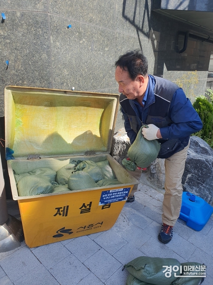 시흥시 관계자가 '대야·신천' 원도심에 수방자재를 점검하고 있다. <사진=시흥시>