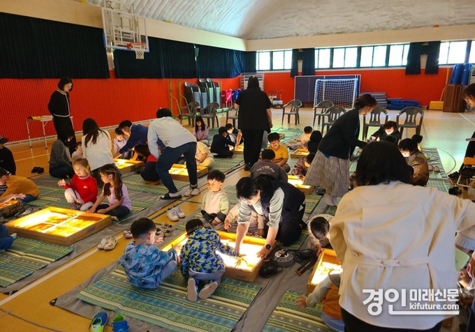 여주시가 샌드아트로 인구 인식개선 교육을 실시하고 있다. <사진=여주시>