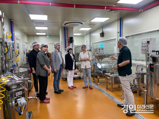 고양특례시의회 의원연구단체 ‘고양시특산품연구회’가 생산시설을 둘러보고 있다. <사진=고양시의회>