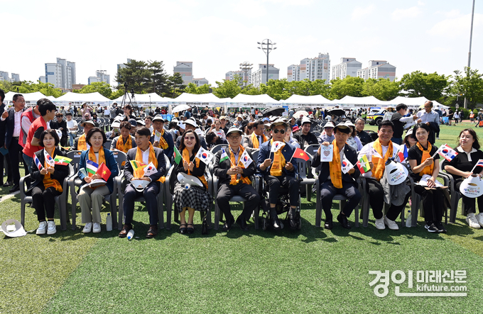 화성시의원들이 ‘제17회 세계인의 날’을 기념해 도원체육공원에서 열린 화성시 세계문화축제에서 시민들과 함께하고 있다. <사진=화성시의회>