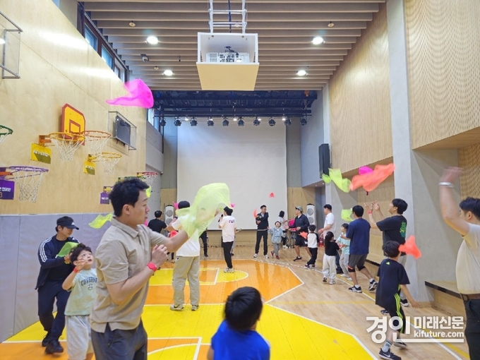 경기도교육청이 다양한 신체활동으로 바른 인성 키우기 르포그램 '아빠, 엄마와 함께해봄'을 진행하고 있다. <사진=경기도교육청>