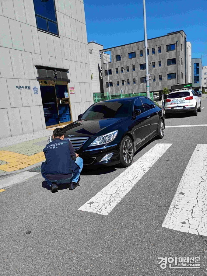 시흥시 관계자가 체납차량을 단속하고 있다. <사진=시흥시>