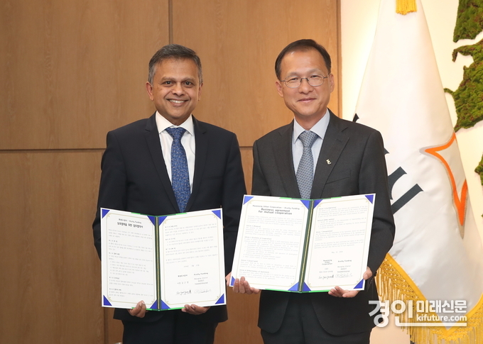 김근영 HU공사 사장(오른쪽)이 동탄 첨단의료 복합단지 조성 사업 업무협약을 맺고 기념촬영을 하고 있다. <사진=HU공사>