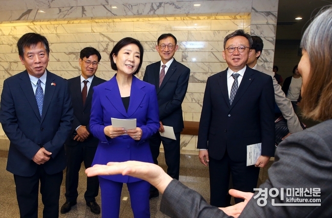 22일 서울 중구 소재 대한상공회의소에서 진행한 ‘Beyond Korea, 민관합동 중소·벤처기업 글로벌 진출지원 컨퍼런스(베트남)’에서 신한은행 정상혁 은행장(첫번째줄 오른쪽)과 중소벤처기업부 오영주 장관(첫번째줄 가운데), 부호 주한베트남대사(첫번째줄 왼쪽)이 부스를 방문해 관계자의 설명을 듣고 있다. <사진=신한은행>