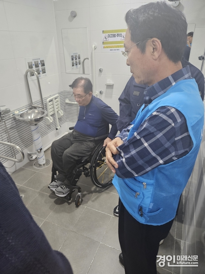 시흥도시공사는 다중이용시설 시민평가단과 합동 안전점검을 실시하고 있다. <사진=시흥도시공사>