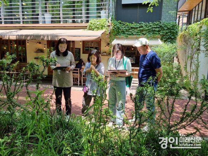 손바닥정원단이 손바닥정원을 점검하고 있다. <사진=수원시>