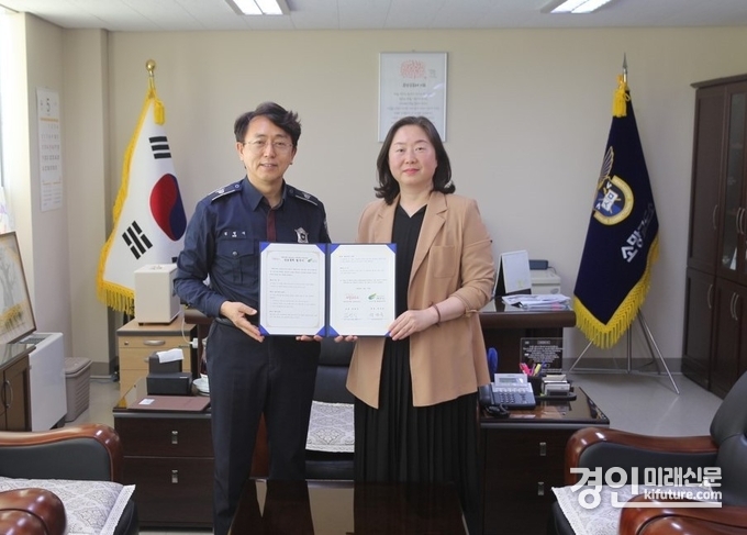 여주도서관과 소망교도소가 지난 22일 업무협약을 체결하고 기념촬영을 하고 있다. <사진=여주시>