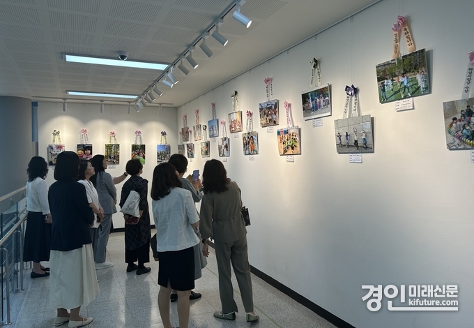 시민들이 ‘꿈꾸는 아동 사진전’을 관람하고 있다. <사진=화성시>