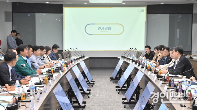 국토교통부 대도시광역교통위원회와 시흥시가 시흥지역 광역교통 개선 간담회를 열고 있다. <사진=시흥시>