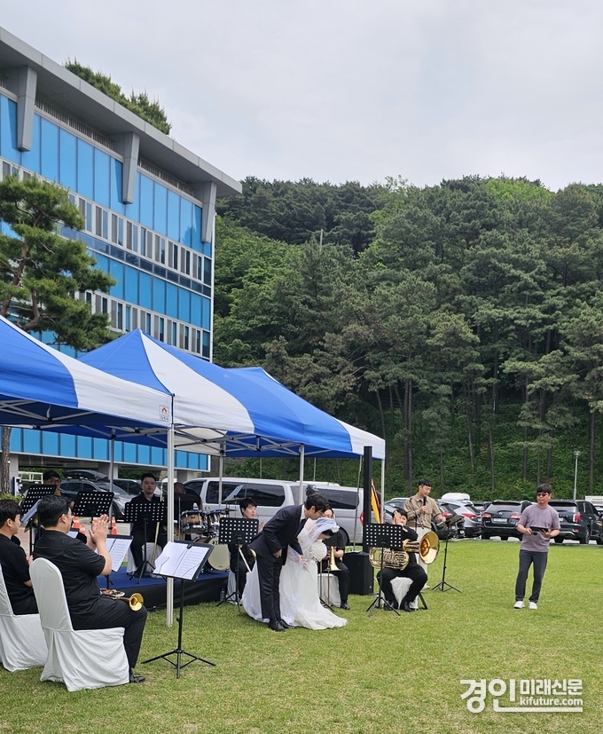 경기도 옛 청사 잔디마당에서 열린 결혼식 모습. <사진=경기도>