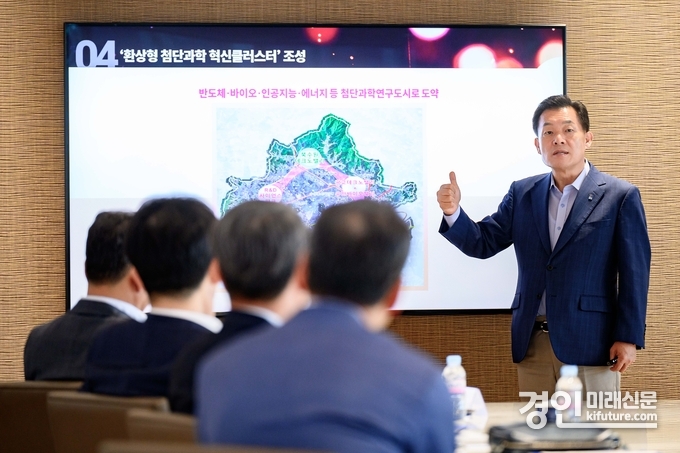 이재준 수원시장이 기업지원정책을 소개하고 있다. <사진=수원시>