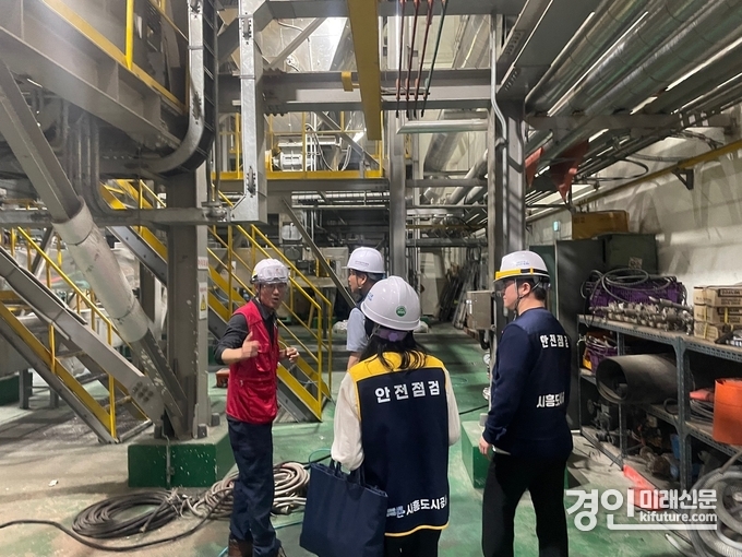시흥도시공사 관계자들이 시흥그린센터 대수선 공사와 관련해 안전점검을 실시하고 있다. <사진=시흥도시공사>