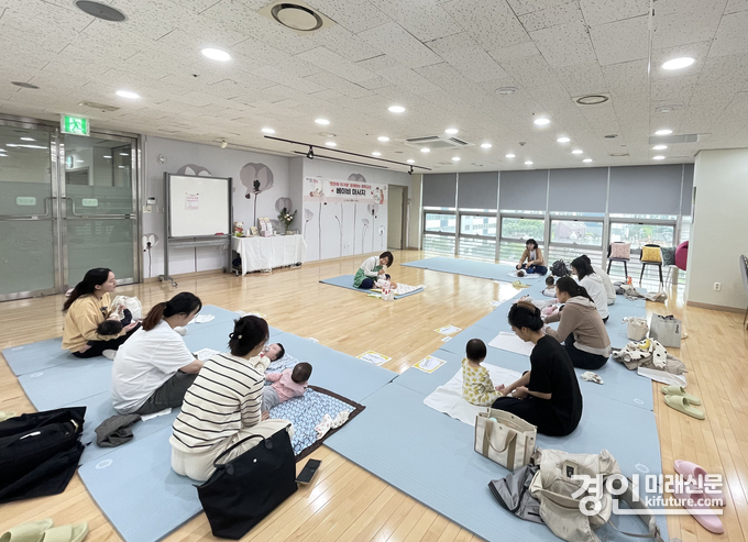중원구보건소가 임산부 행복카페에서 베이비마사지 교육을 진행하고 있다. <사진=성남시>