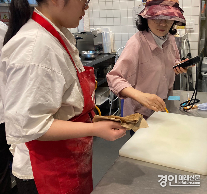 성남시 위생정책과 관계자가 성남지역 음식포장·배달업소의 도마 오염도를 시약 검사하고 있다. <사진=성남시>