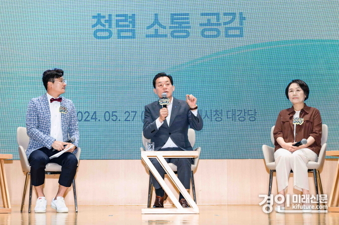 이재준 시장이 지난 27일 MZ 공무원들과의 토크콘서트에서 소통을 하고 있다. <사진=수원시>