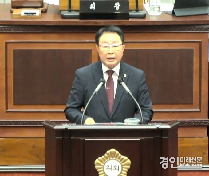 안돈의 시흥시의원이 지난 23일 시흥시의회에서 열린 '시흥시 도시성장 견인을 위한 지방채 발행 동의안' 토론회에서 자신의 의견을 피력하고 있다. <사진=시흥시의회>