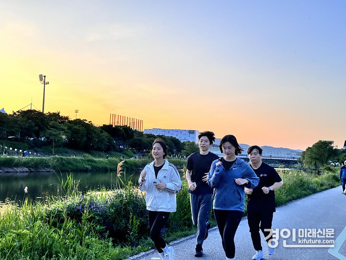 청년들이 성남시 탄천 야탑교~이매교 구간을 달리고 있다. <사진=성남시>