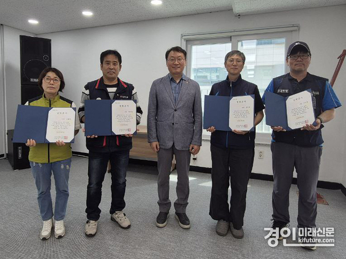 전국교직원노동조합 경기지부가 학생들에게 장학금을 지원하고 관계자들과 기념촬영을 하고 있다. <사진=전교조>