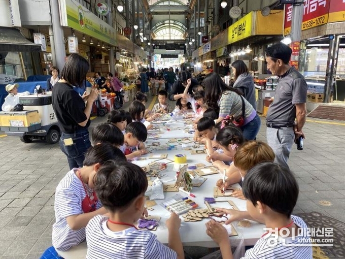소상공인시장진행공단 이천센터가 전통시장 미래고객 체험행사를 진행하고 있다. <사진=이천시>