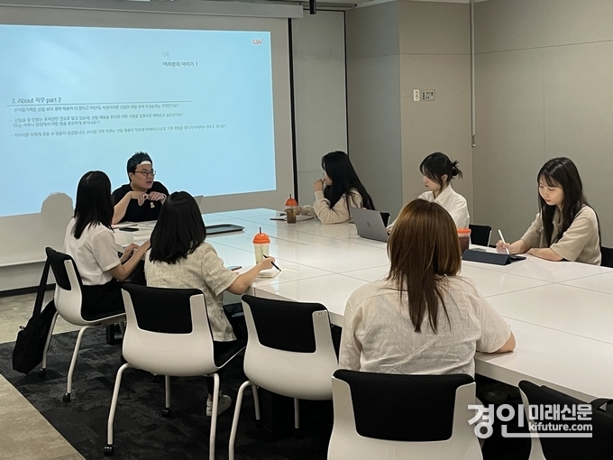 CJ CGV가 본사에서 청년 직무 멘토링을 진행하고 있다. <사진=CGV>